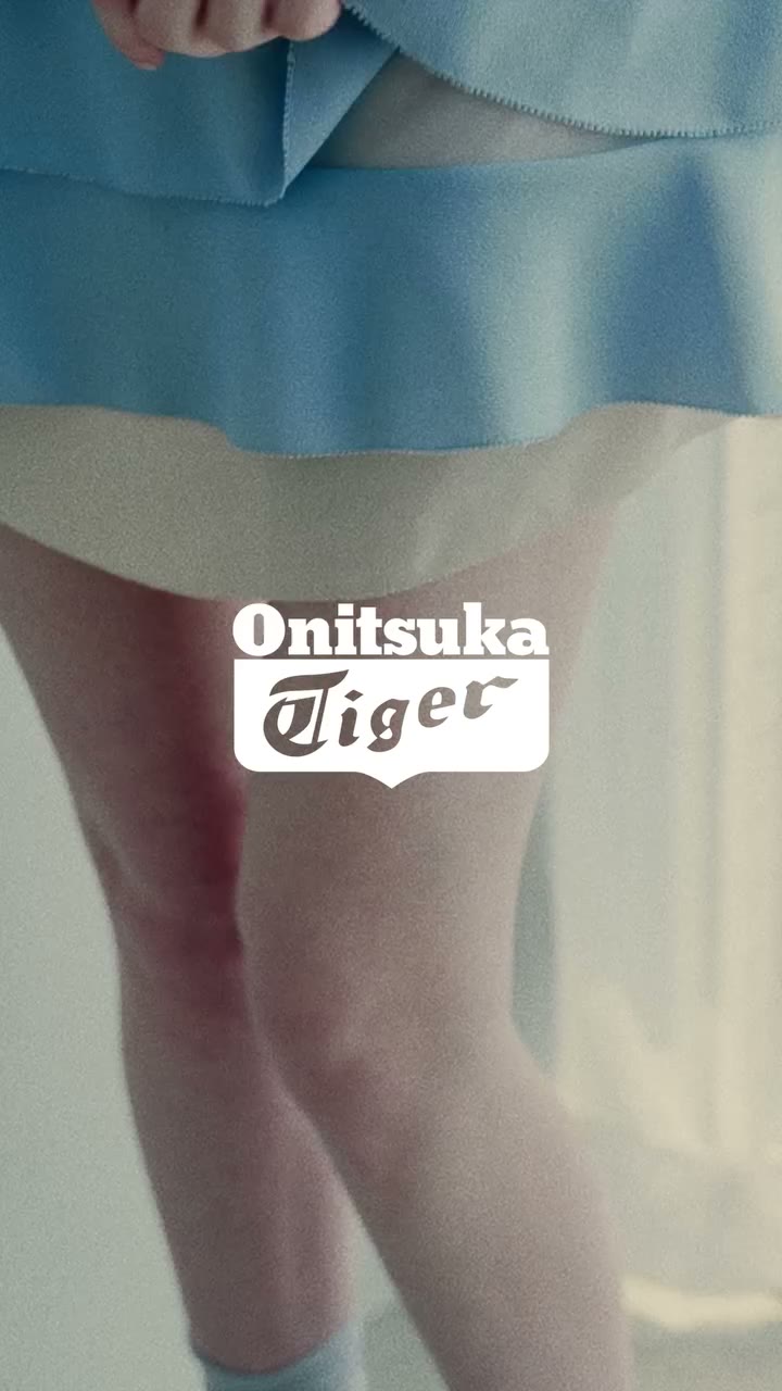 . GYMNARINA™ 以芭蕾舞鞋為靈感，勾勒出纖細優雅的鞋身輪廓 並巧妙融入經典 MEXICO 66™ 的標誌性設計元素…