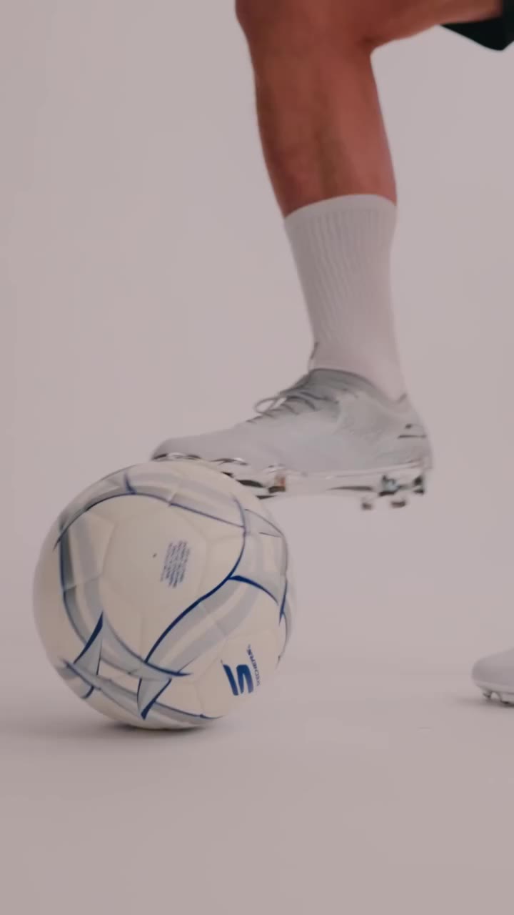 Foot magic, touch after touch. #ComfortThatPerforms 🪄