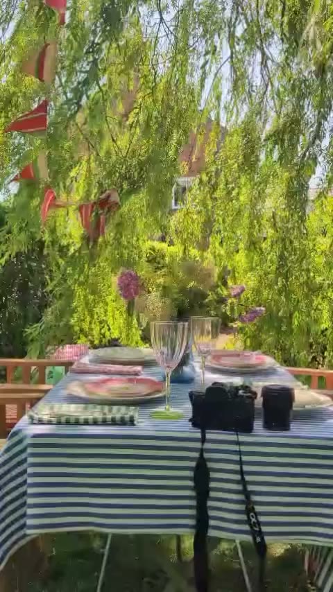 A day on location ☀️ Pastel hues, pretty linens, striped seat pads, bunting in…