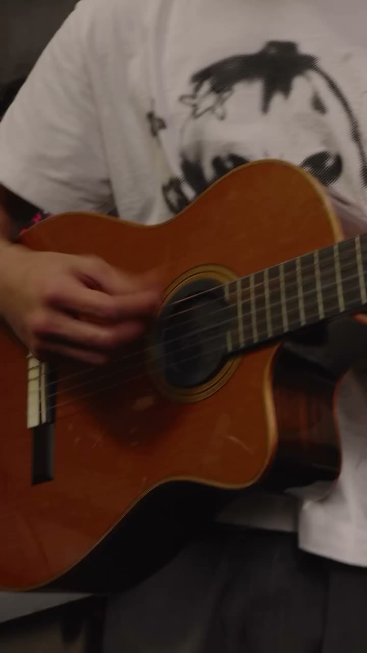@pedromizutanif performing « Escassez » Full live session on YouTube Bass…