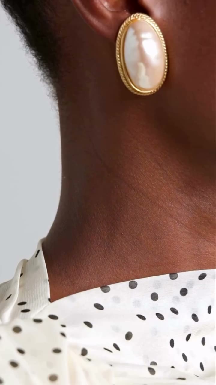 Monday’s must-have: Givenchy pearl earrings 🤍