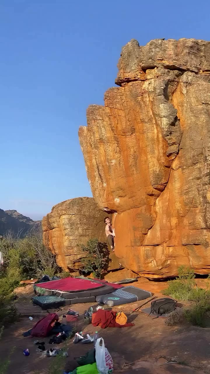 @leo_skinner in SA 🇿🇦 on Séance (8A/V11) at the golden hour.