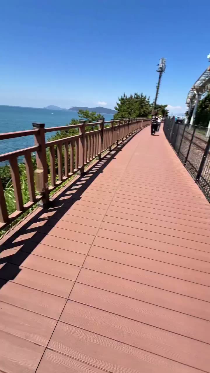 RUN IT in Busan 😌🏃🏻‍♀️💫 Busan is a beautiful city ☁️ watching SKZ code in…