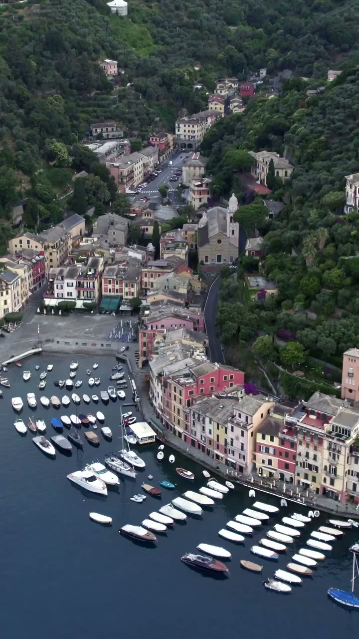 #Kartellwander Portofino - Shades of Italian Riviera La Piazzetta breathes at…