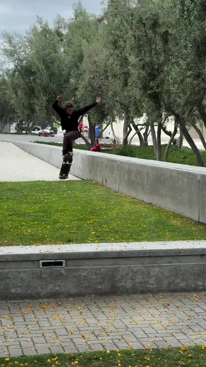 Making the best out of this nose slide 💀 @zeroskateboards