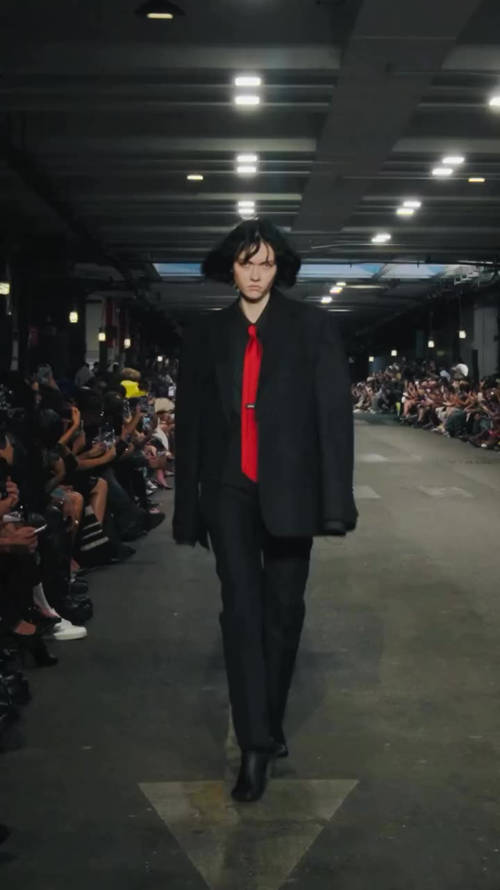 VETEMENTS SS27 SHOW VIDEO - NOW LIBE ON YOUTUBE. LINK IN BIO SOUNDTRACK…