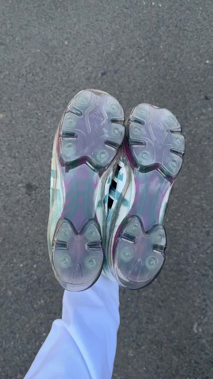 COPA SUPER 50 Three silhouettes blended in one shoe.