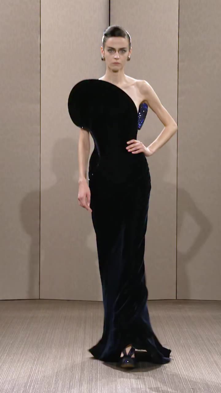 The finale closes the #GiorgioArmaniPrivé Fall/Winter 2026–27 Fashion Show at…