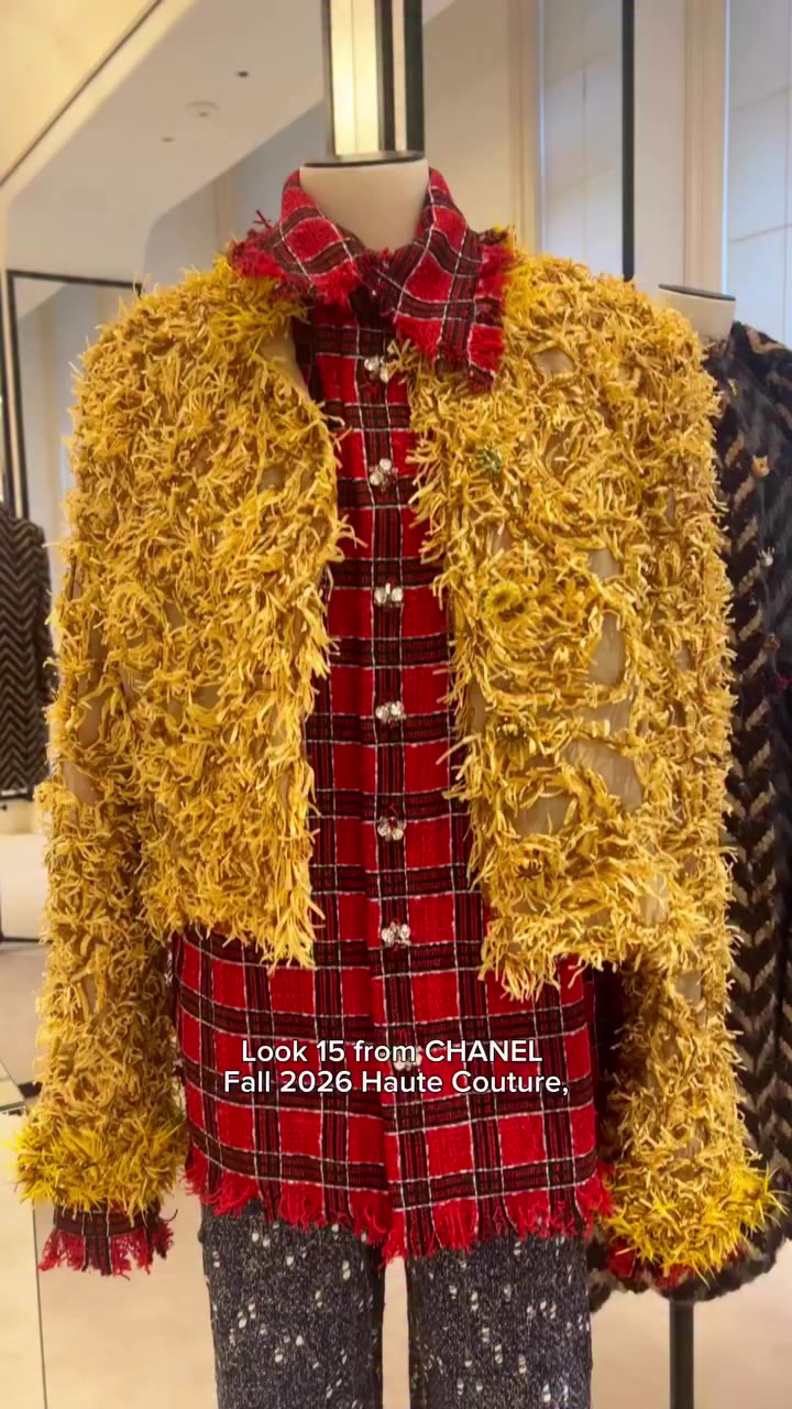 To start with my highlights from the re-see: Look 15 from CHANEL Fall 2026…