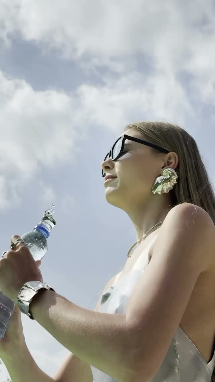 Stay cool, stay hydrated - Geniet van de zon, draag je favoriete juwelen en…