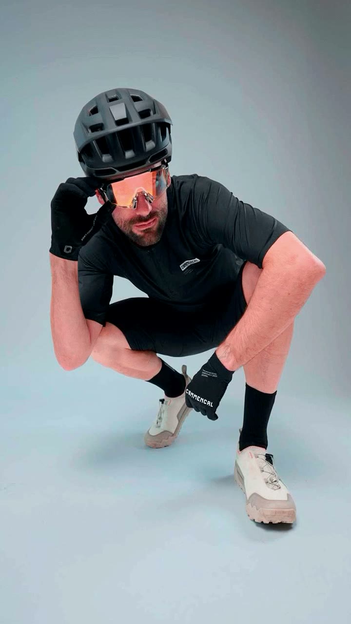 This lightweight and breathable jersey is ideal for long and challenging rides…