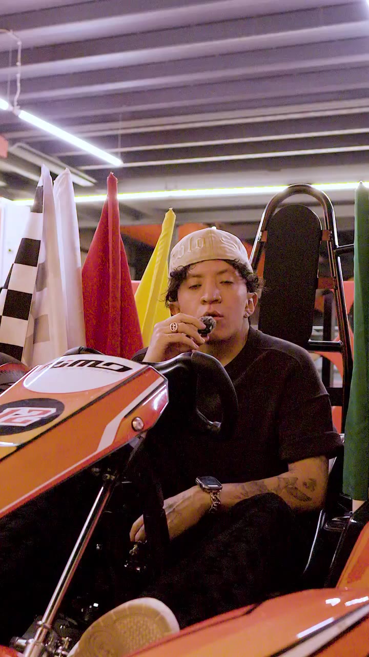 Entre curvas, acelerador y streetwear. Nos subimos a los go karts en…
