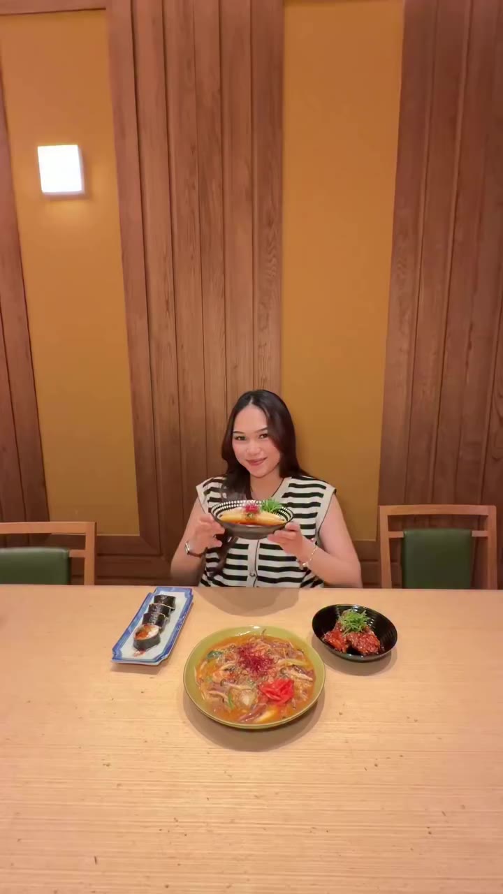 Perpaduan yang gak pernah kepikiran, tapi bikin nagih! 🤤 Menu baru Sushi Tei…