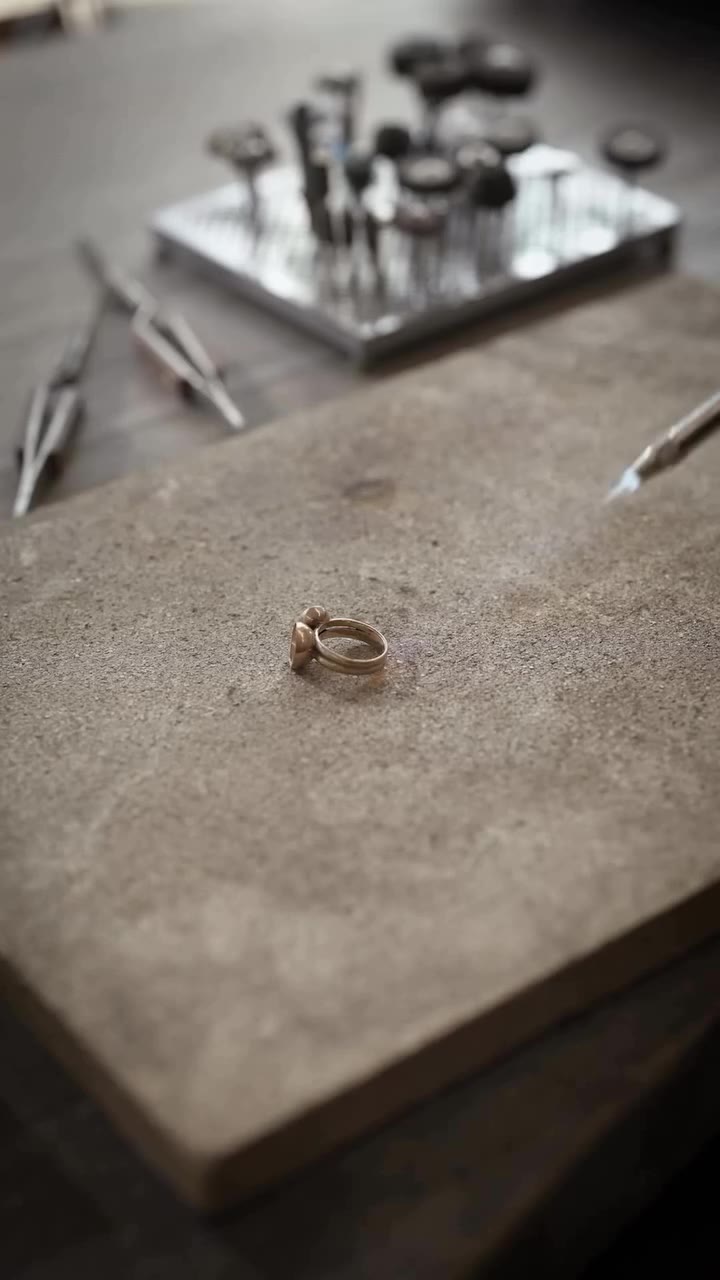 New in Ghent: our second goldsmith atelier. Alongside our main atelier in…