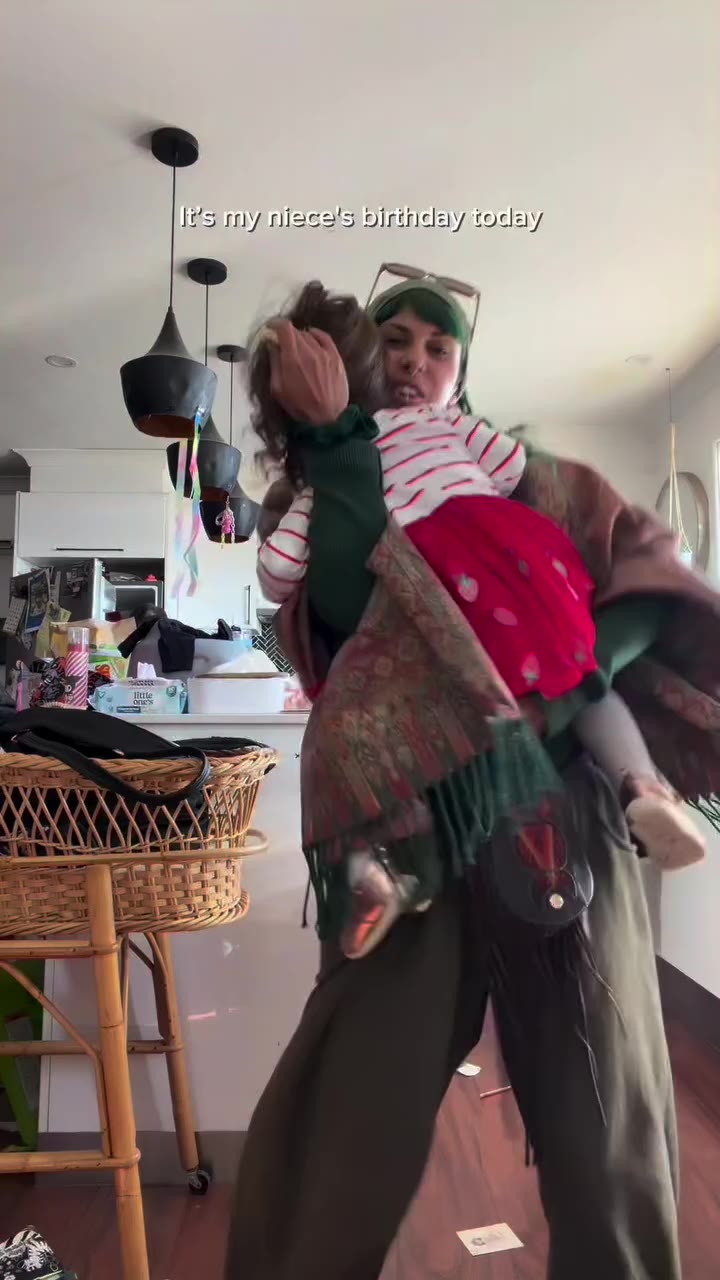 AD | Long distance Aunty tingsssss ✈️ I love seeing the girls faces whenever I…