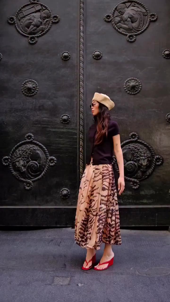 A strong case for adding tiger print to your wardrobe, c/o @wenyiteong. Pairs…