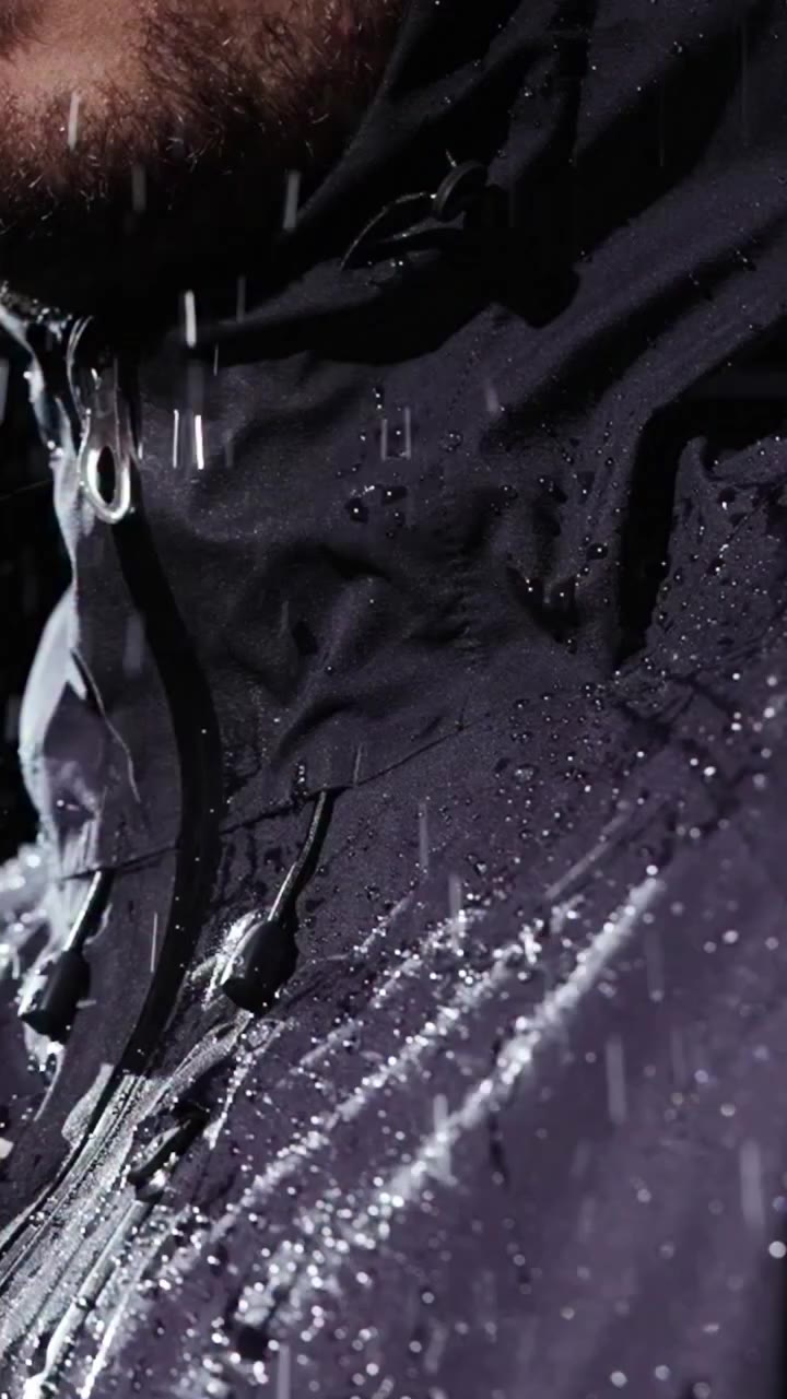 . 雨の日のランニングを変える。アワード受賞のイノベーションをその手に。 高い防水性能と蒸れにくさを実現したミズノ ブレスドライ シェルジャケット。…