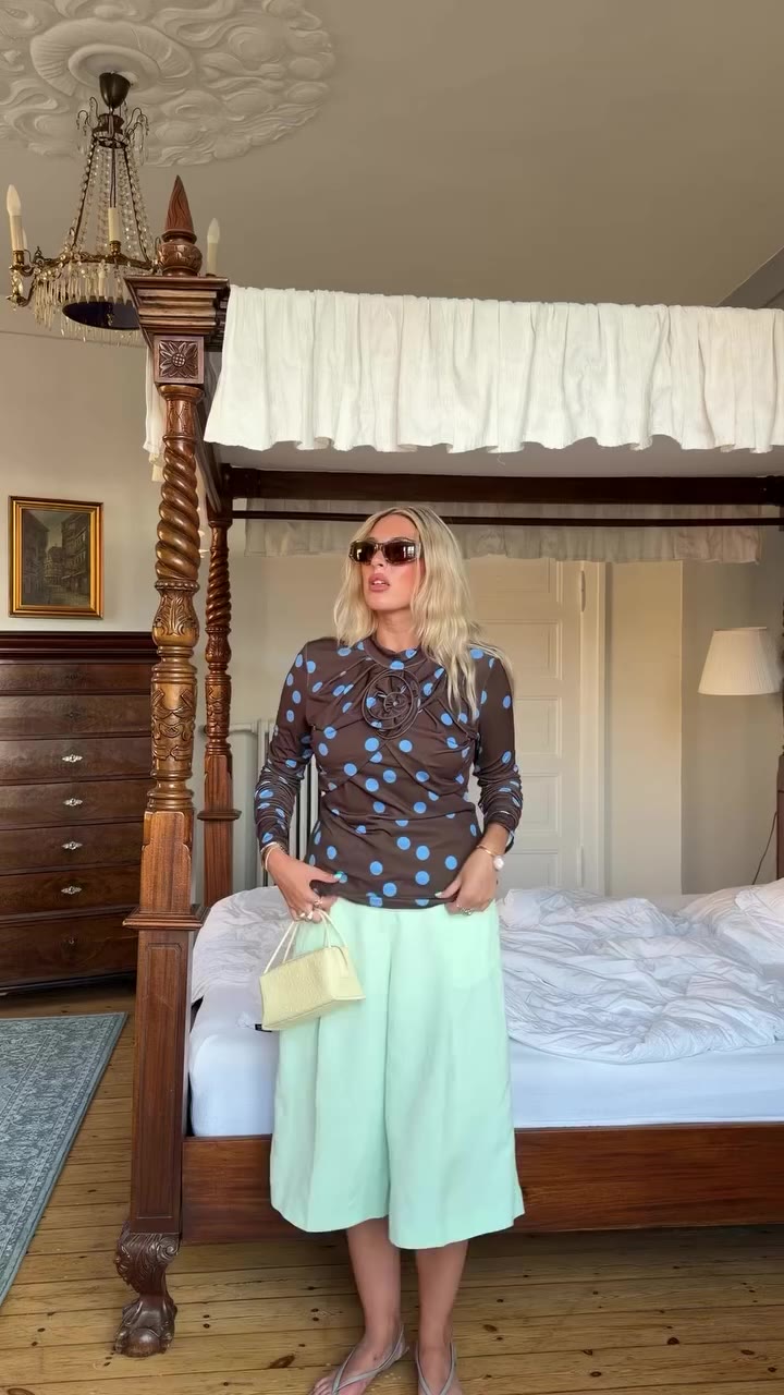 Getting dressed for pastaaa and sip margaritaaa . . Top @harperandyve Shorts…