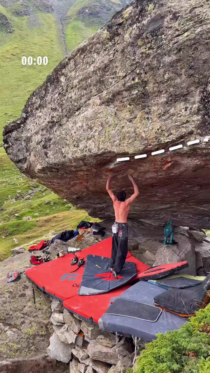 This route isn’t as easy as @dave_graham_ just made it look. 😅 🪨 Vertigo 8b