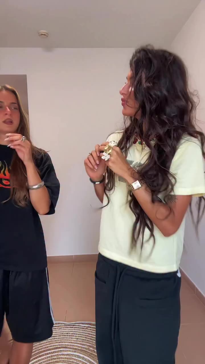 un get ready with us :) @ainaracoboo #grwm #ootd #friendship #streetwear…