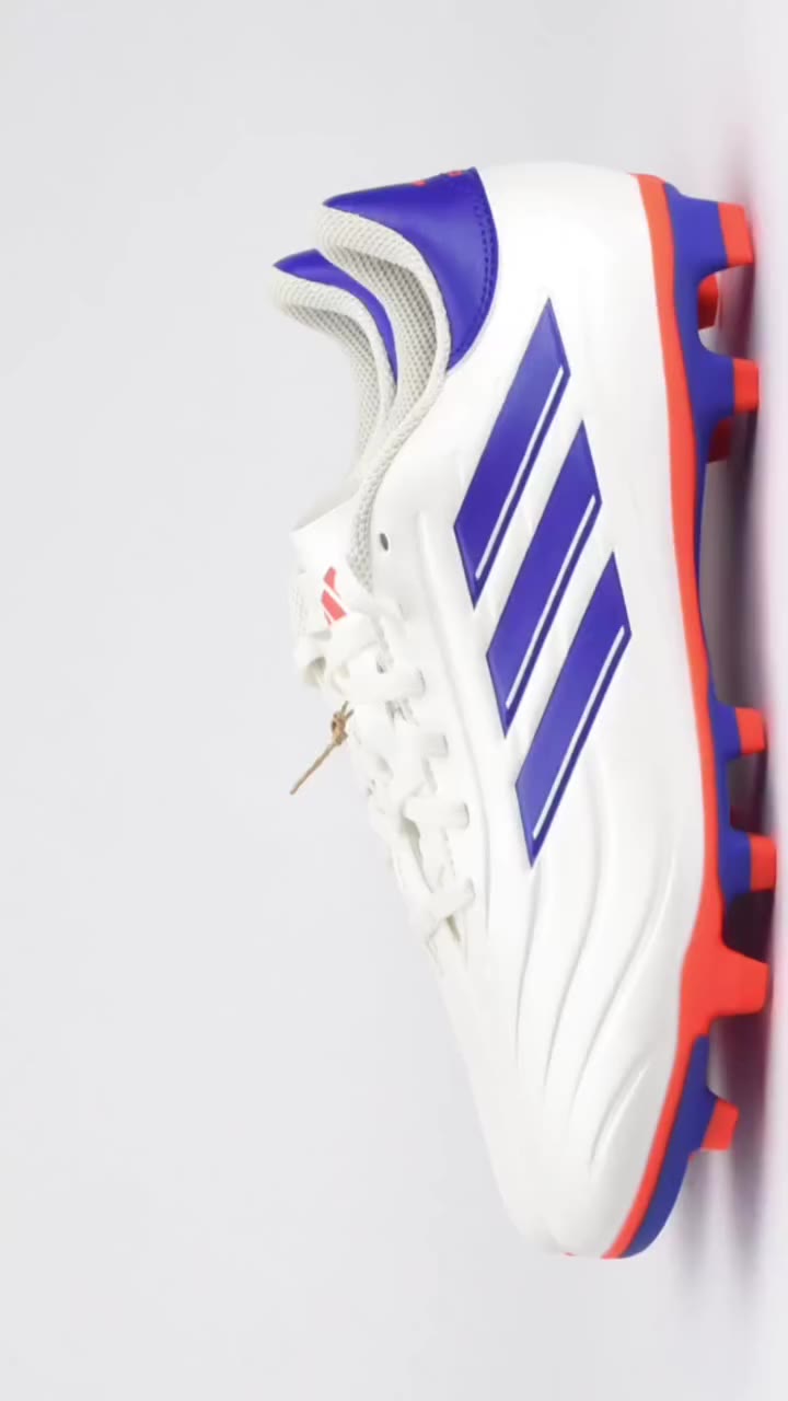 La Copa, une légende du terrain ⚽ Cuir lisse off-white, trois bandes bleues…