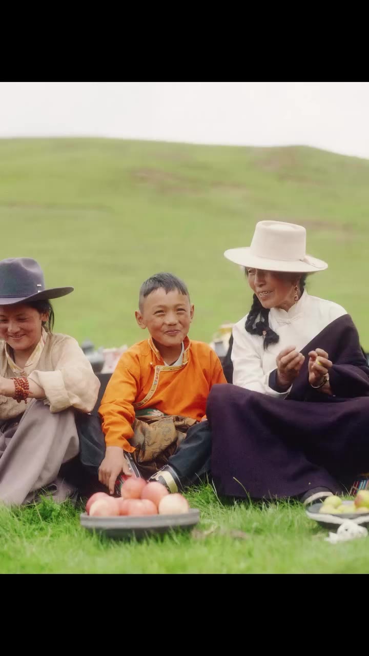 Lingka, a place to rest. Deep in Garzê’s pastures, lay a blanket, stop as you…