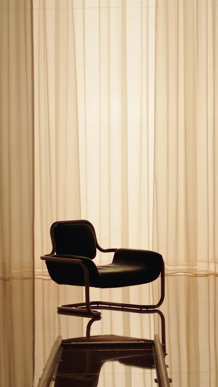 A detail unmistakably Max Mara. Florence Pugh is ready to reveal Max Mara Le…