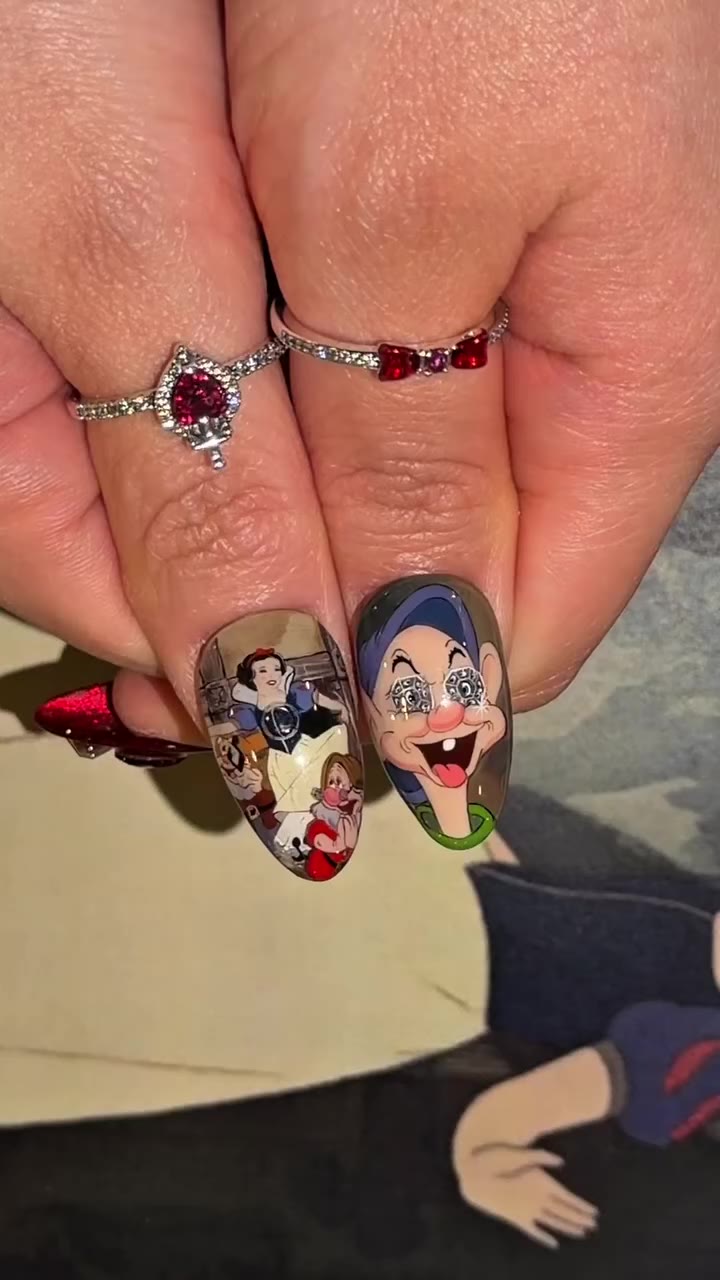 Nails straight out of a fairytale, complete with @theofficialpandora rings…