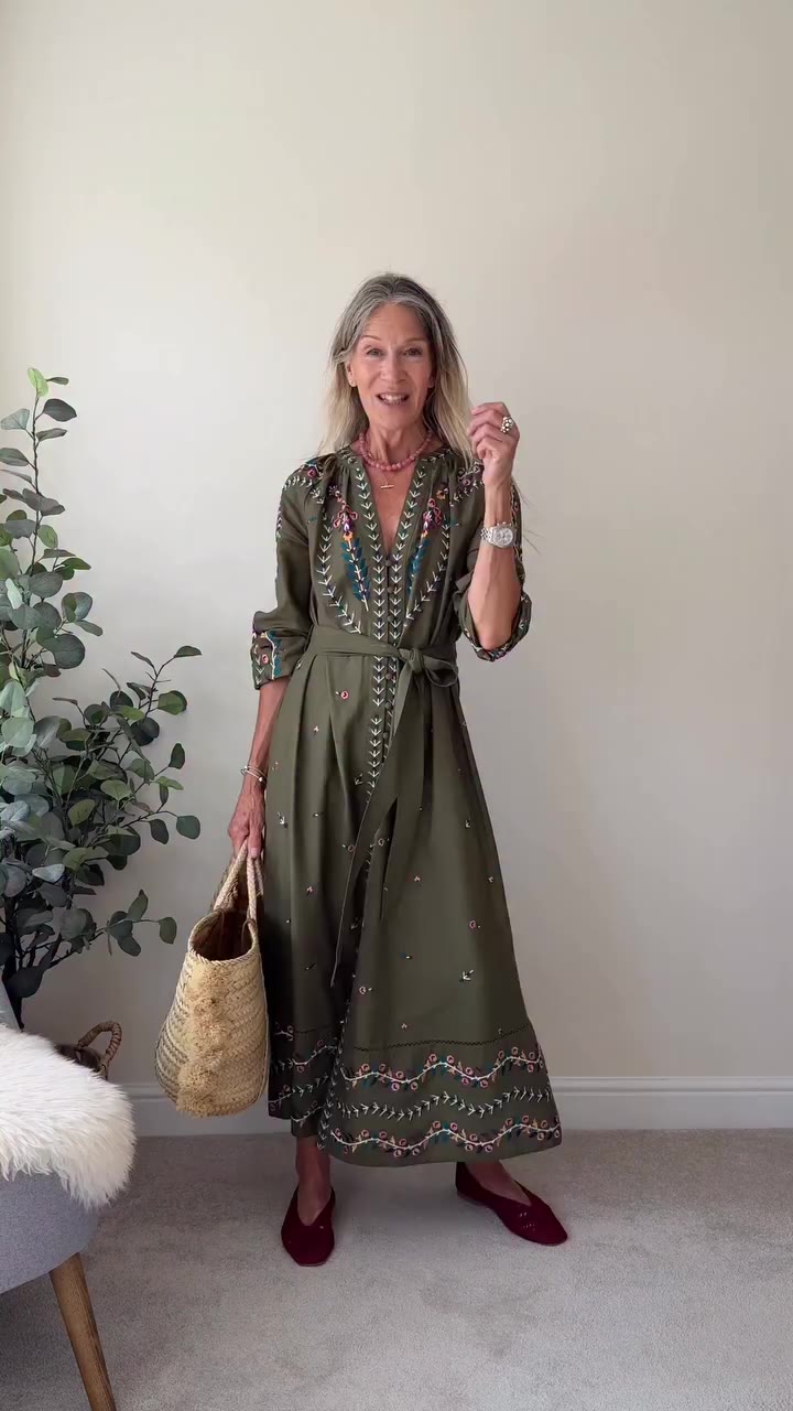🌿 Can’t think of a caption … but here’s a lovely dress I’m wearing today!…