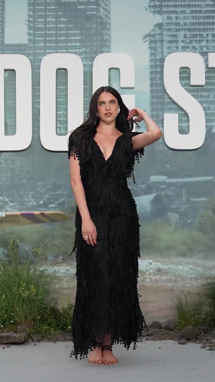 Last night, #MargaretQualley stepped onto the red carpet for ‘The Dog Stars’…