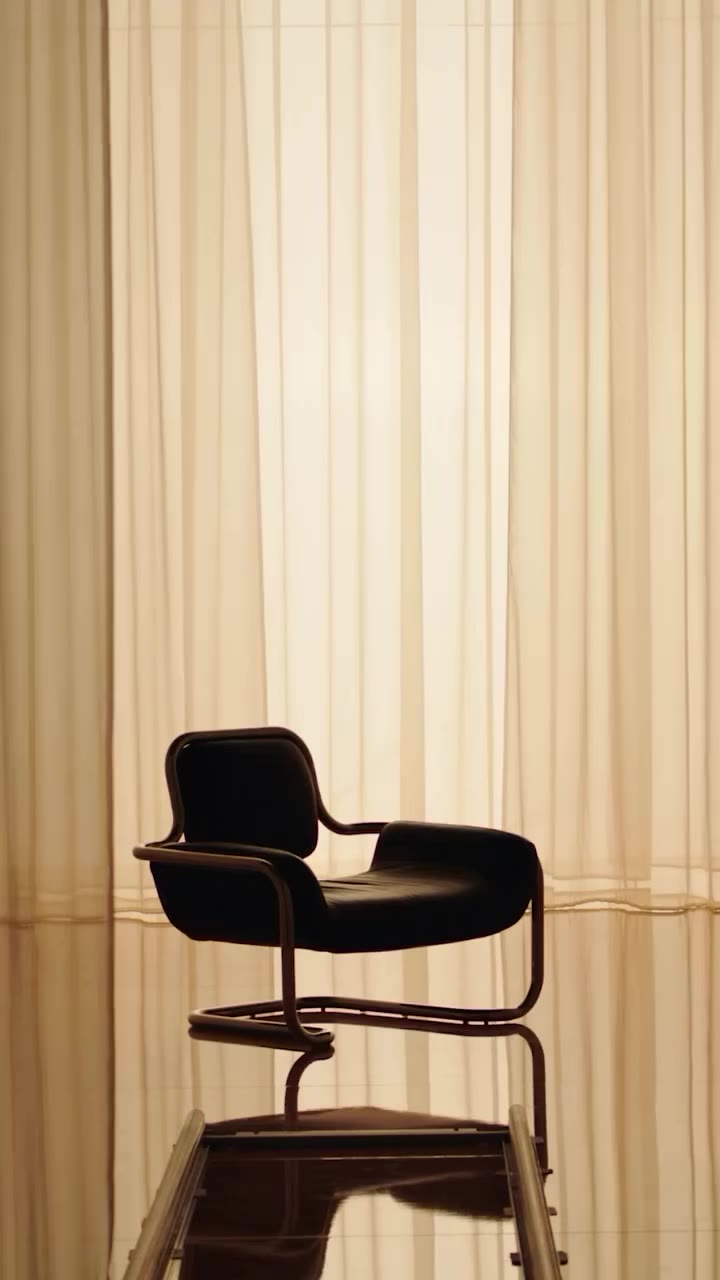 A detail unmistakably Max Mara. Florence Pugh is ready to reveal Max Mara Le…
