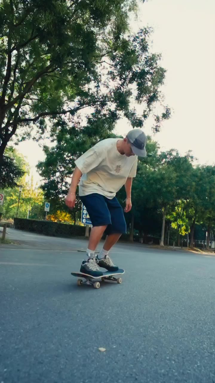 How to Kickflip with @olliweismantel