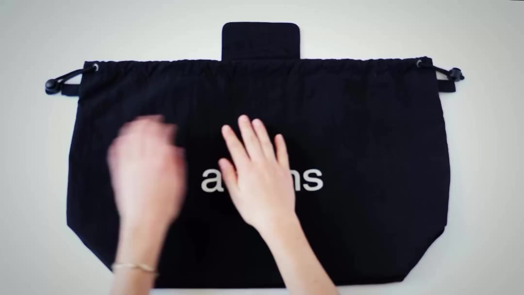 This tote folds and hooks 🫨