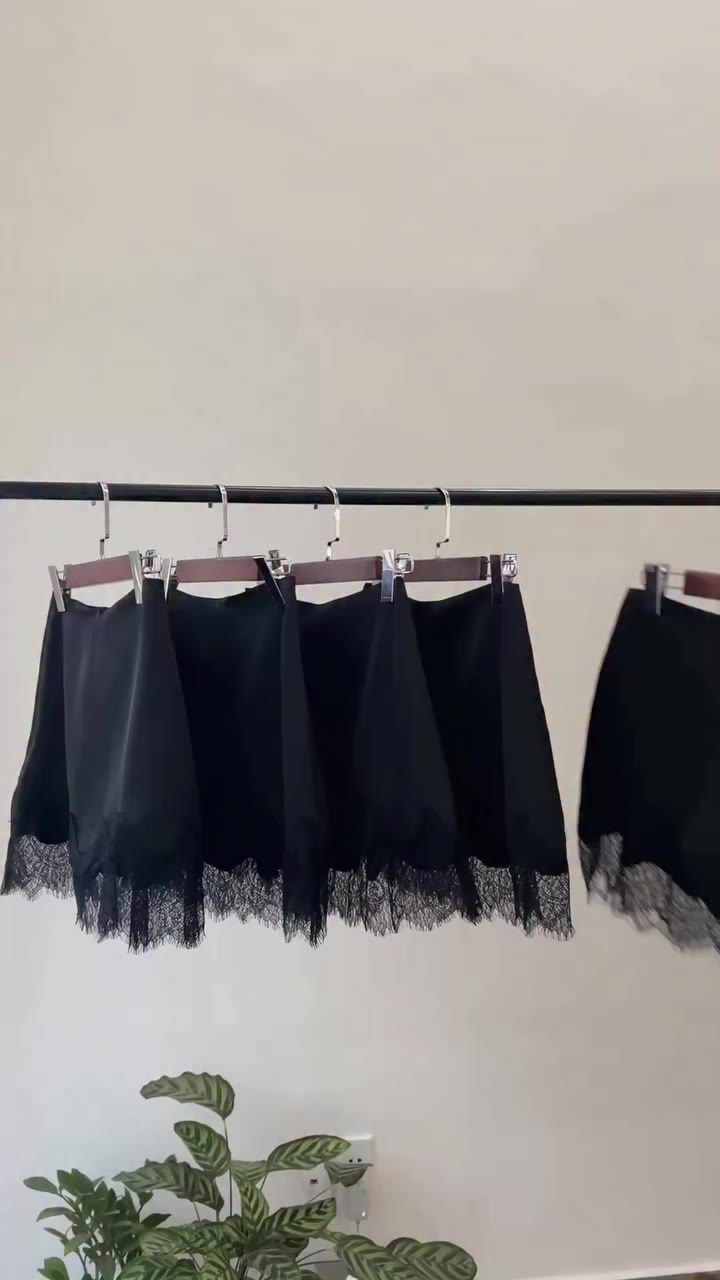 SOIE BLACK SKIRT 🖤 Màu đen sang và có gu lắm các nàng ơiiii ➤ Nhắn tụi mình…