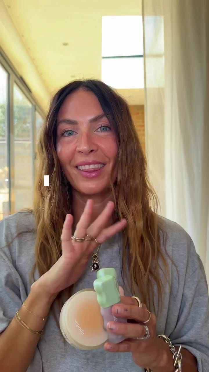 AD @yepoda newest launches! A full makeup look, that takes under 60 seconds…