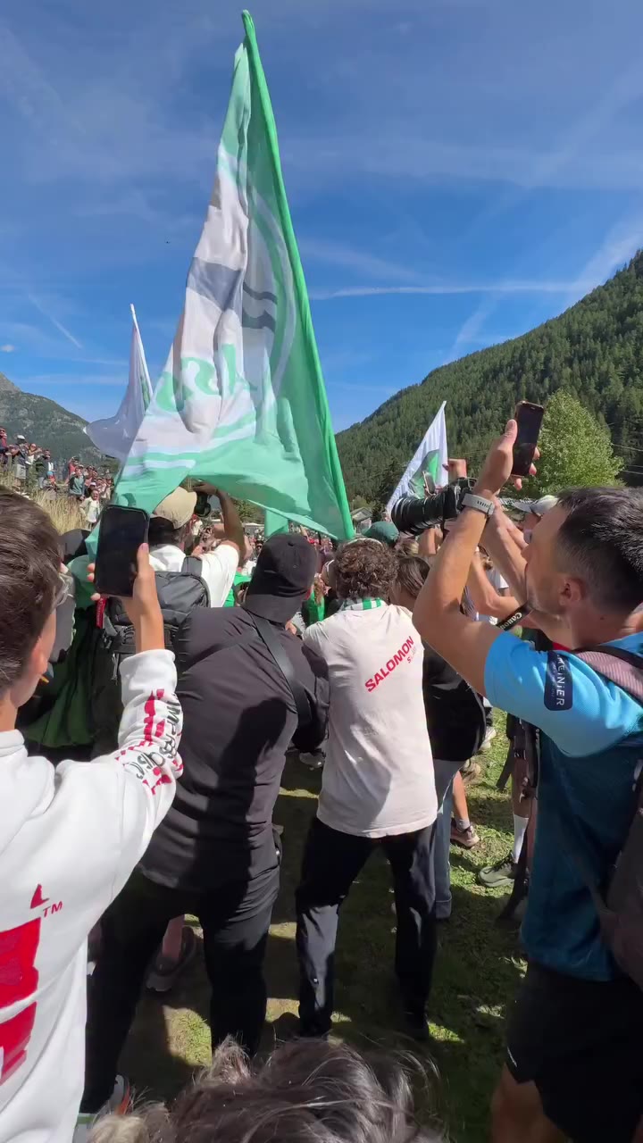 The madness in Vallorcine for @baptiste.chassagne, still in 2nd and on his way…