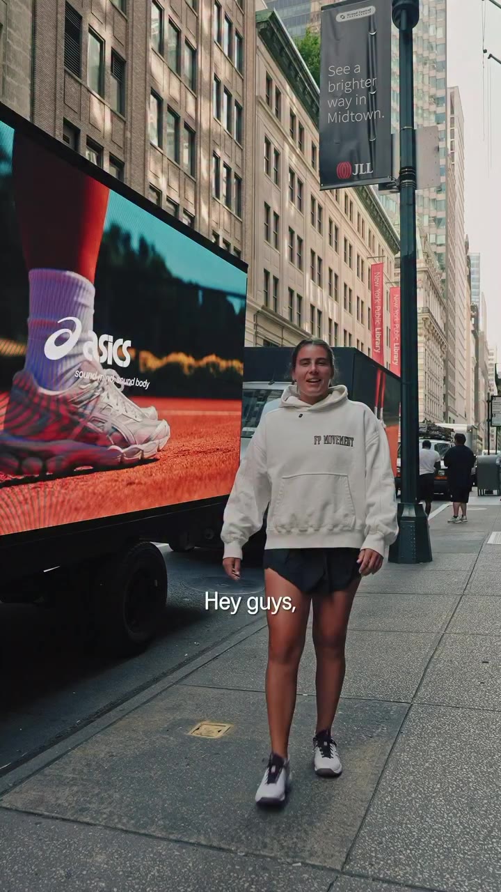 The perfect match. 🤝 @emma_navarro48 swung by our House of Tennis in New York…