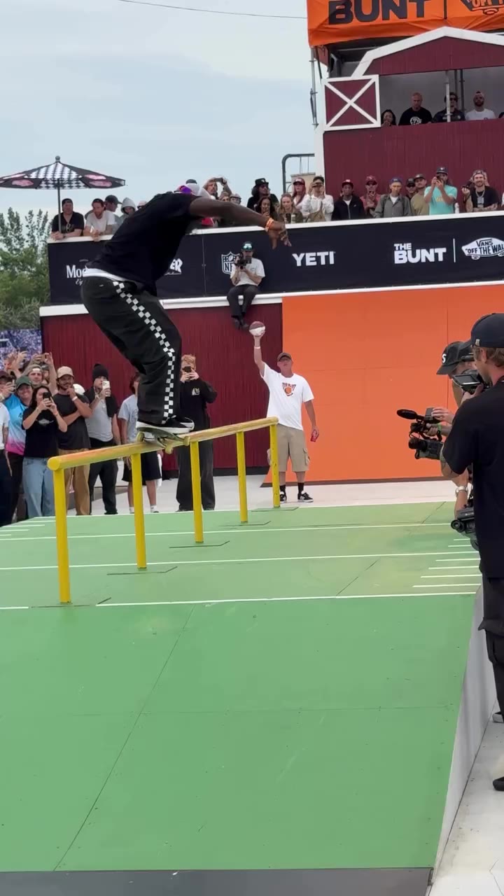 TOUCHDOWN 🏈 @zionwright @jamie_foy @chlo_the_flo catching strays at…