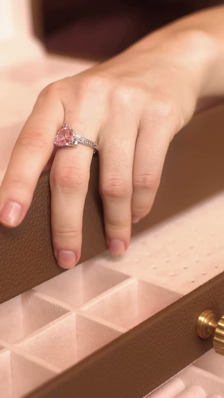Introducing Billstone Zuri Jewelry Box crafted in Billstone Signature Leather…