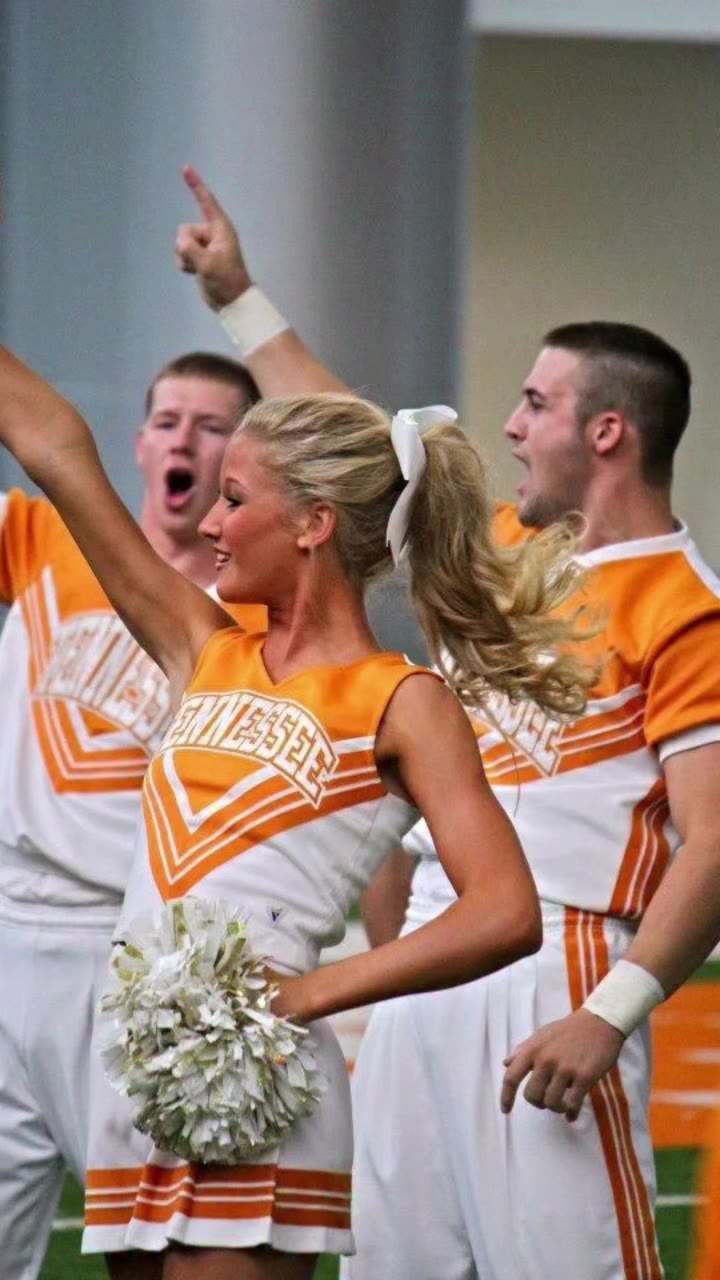 CFB IS BACK & it’s football time in TENNESSEEEEE! 🧡🏈 Kicking off gameday by…