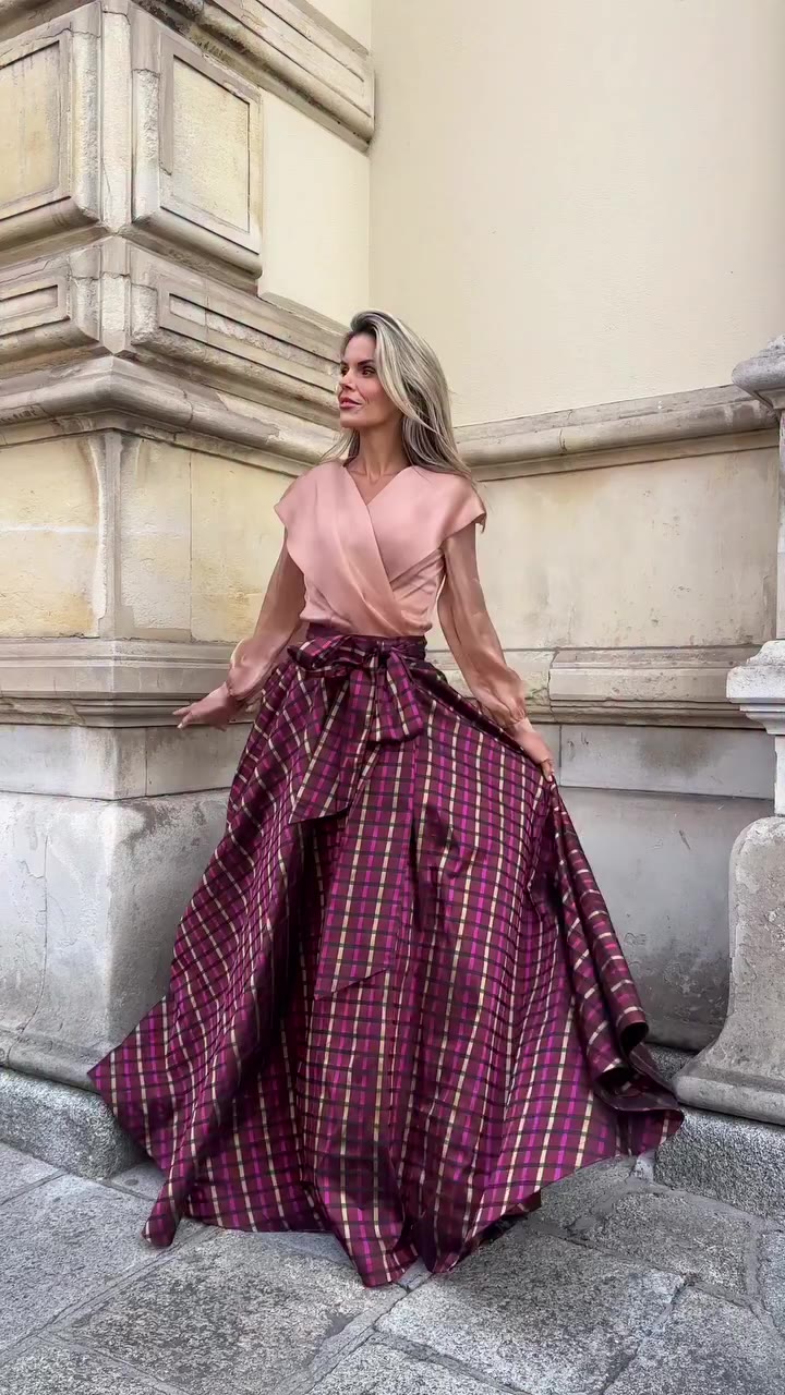 A skirt and blouse we can’t get enough of✨ Our classic Anastasia skirt, now…