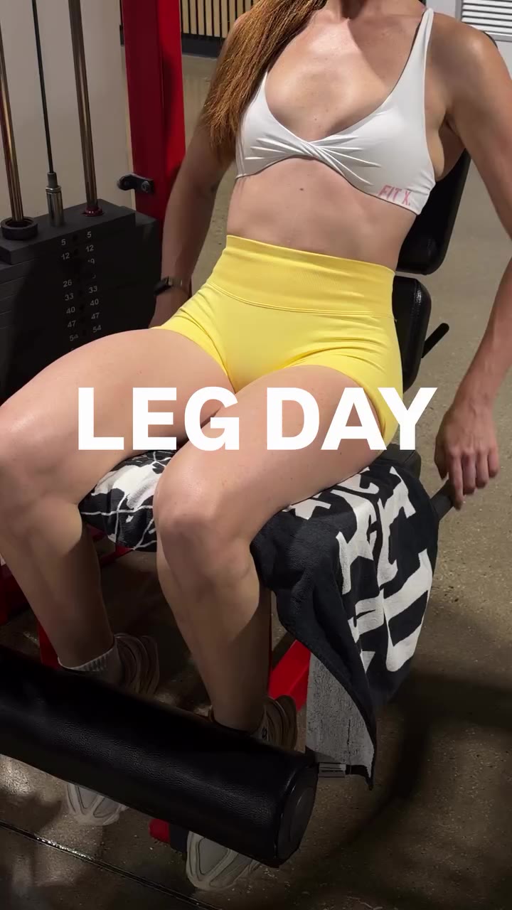 Let’s train legs 💛 Wearing @fit.x.apparel 🧈 Butter sculpt shorts & white…
