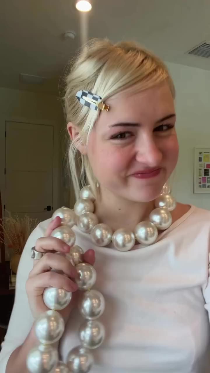 What the h*ll did ellie make? PEARLS? @lisetheone #Theone #pearlnecklace