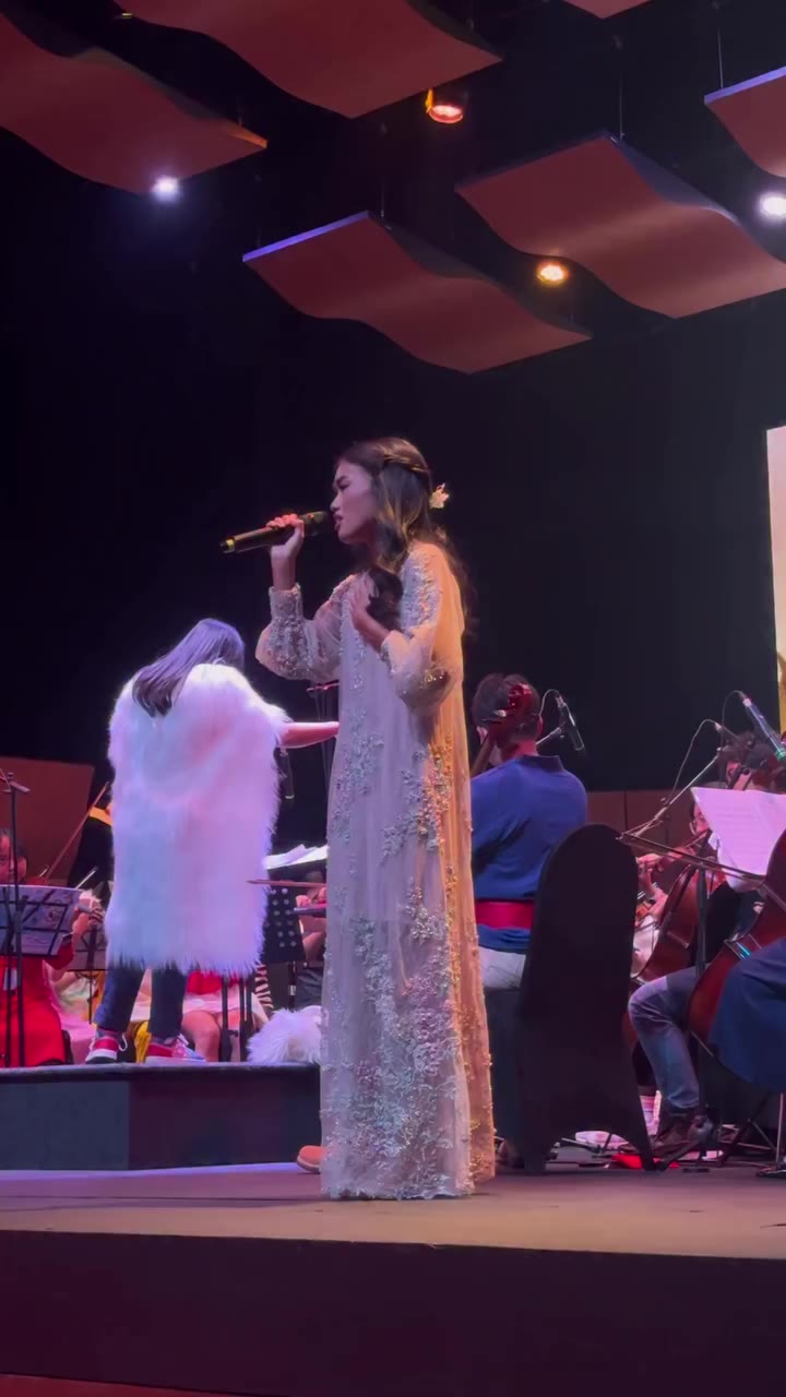 kali ini jd penyanyi dulu ya hehe. poured my heart out for this song, I hope…