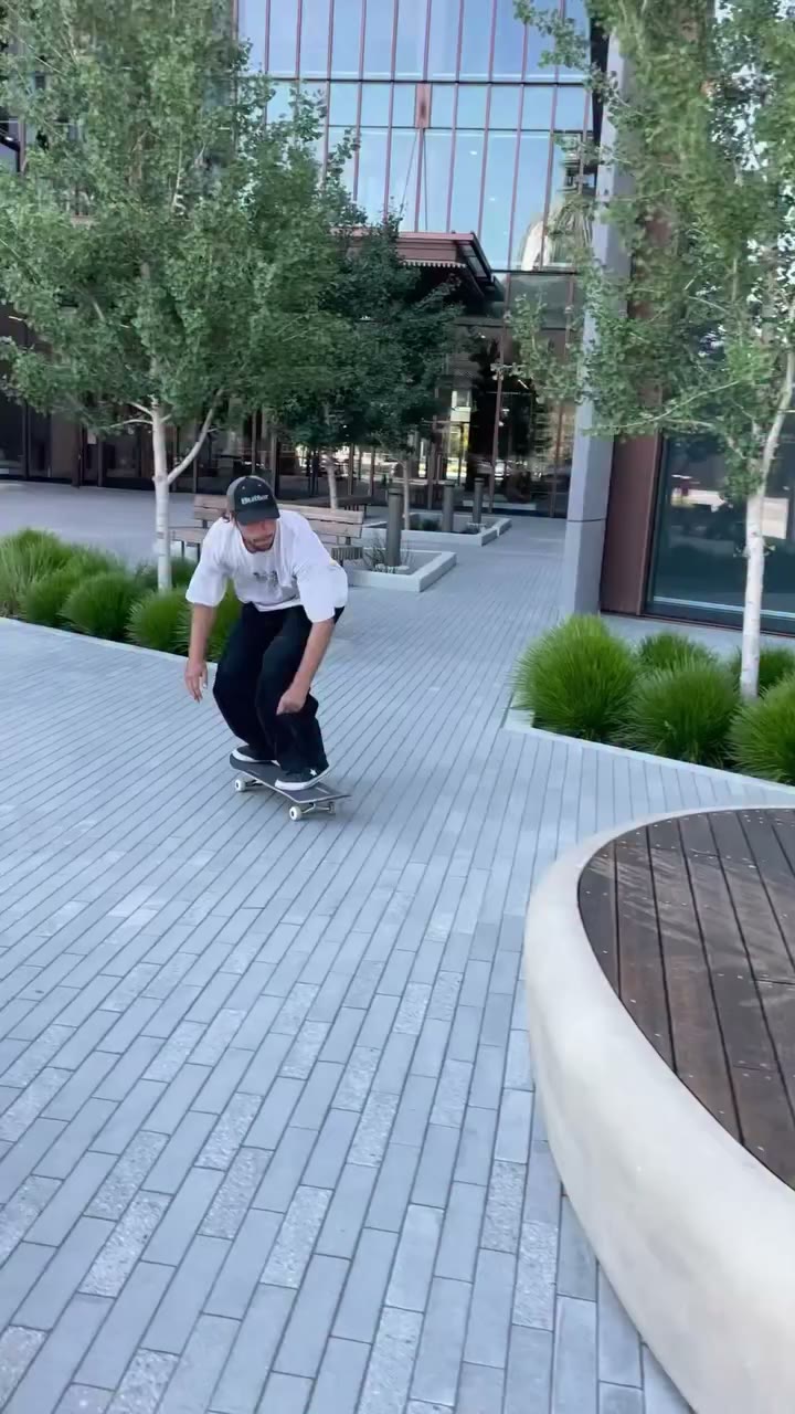 🌊 @chrisathans cruises the concrete jungle 🌉