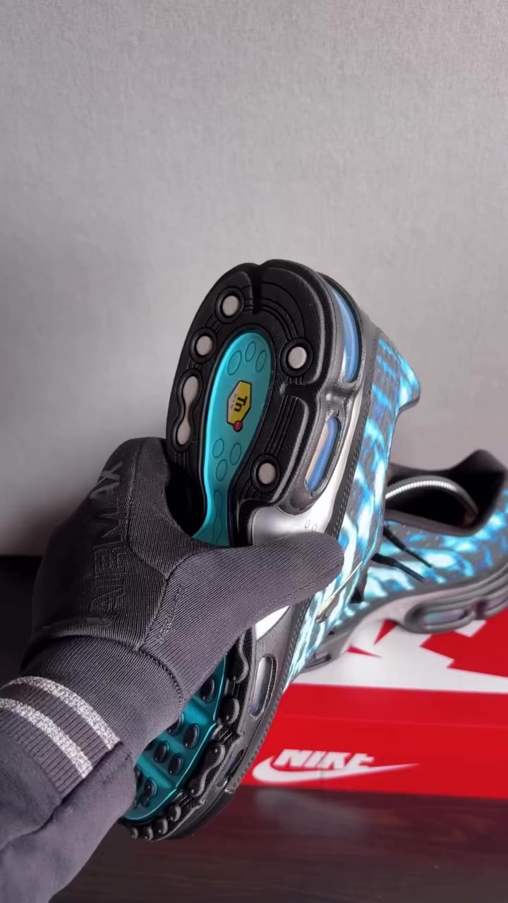One of the Air Maxes inspired by the legendary Nike Ad in 2002 « The Cage »…