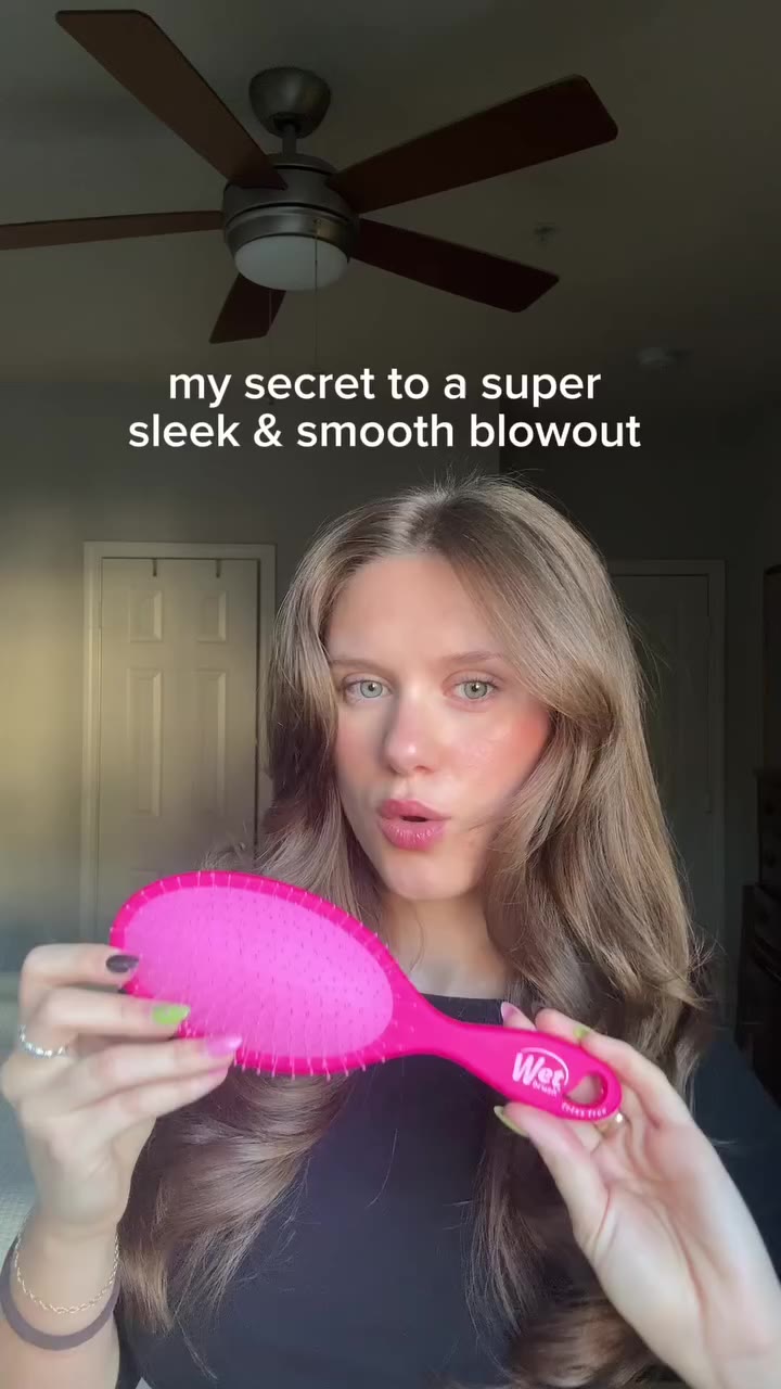 Meet your new frizz fighting BFF – our Frizz-Free Smoothing Brush! 💕 Tap to…