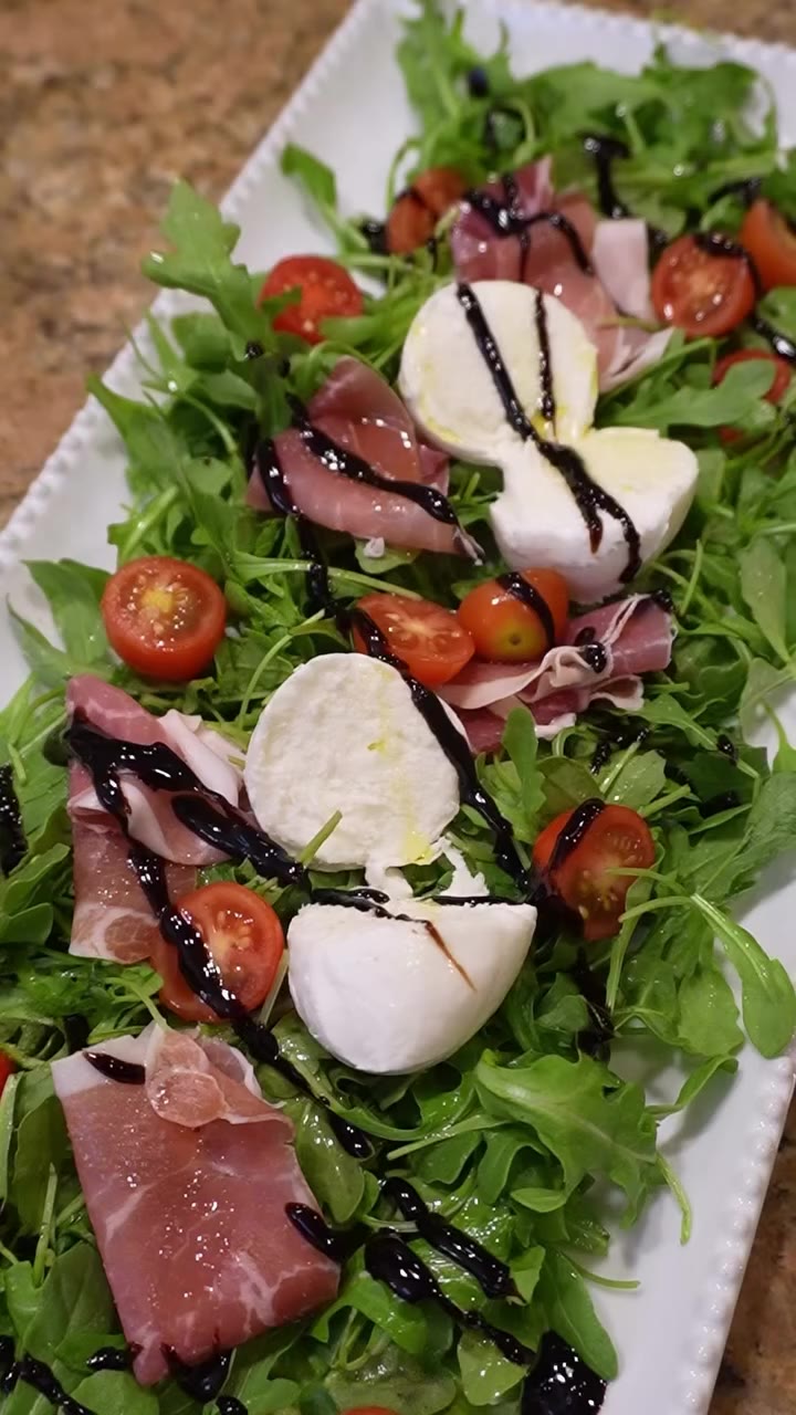 My favorite Salad 🥗 🥬Arugula 🍅 Red Grape Tomatoes •Prosciutto •Mozzarella…