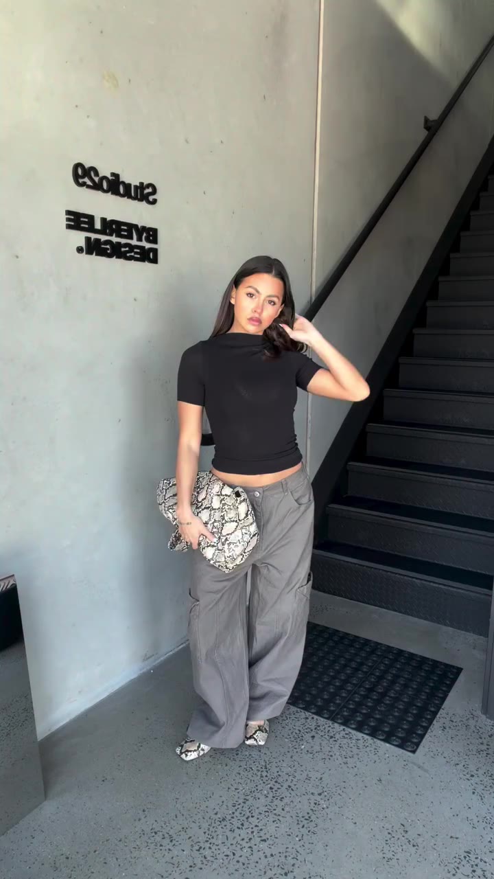 signed, sealed, delivered. the katya short sleeve & annie cargo pants. via //…