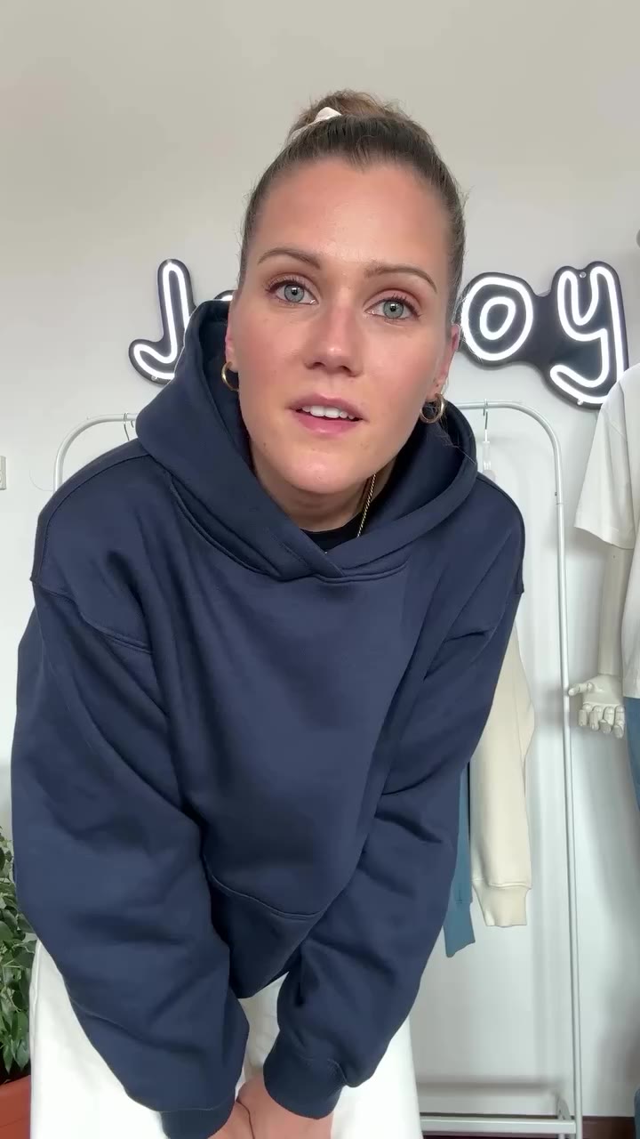 Der neue oversized Hoodie: ab 18.09 erhältlich. 📦